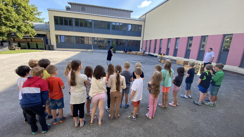 Die Musikschule stellt sich bei den 1. und 2. Klassen vor