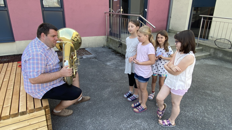 Die Musikschule stellt sich bei den 1. und 2. Klassen vor