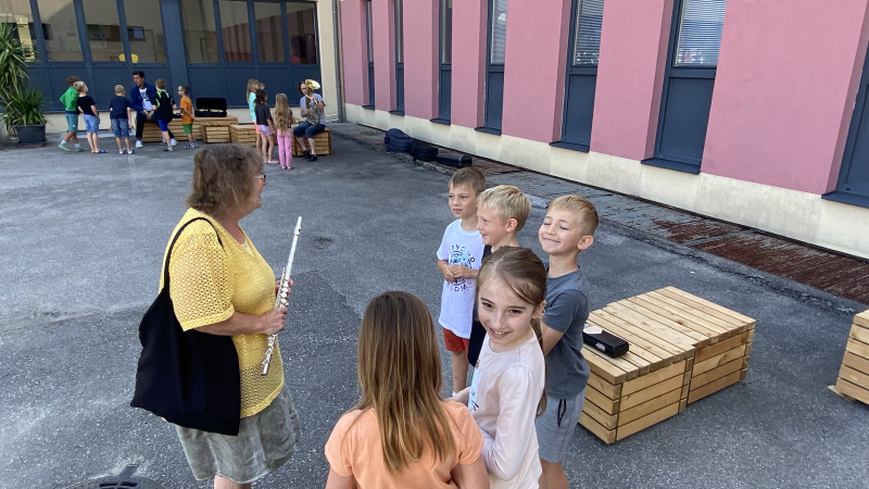 Die Musikschule stellt sich bei den 1. und 2. Klassen vor
