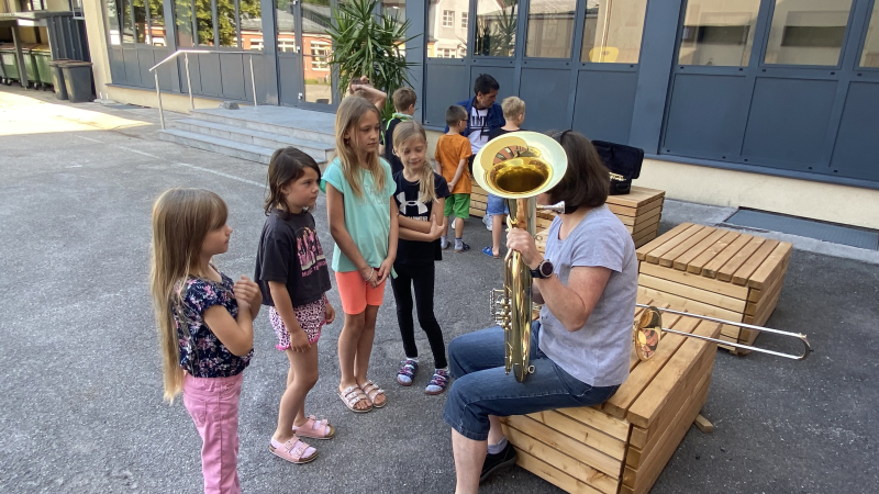 Die Musikschule stellt sich bei den 1. und 2. Klassen vor