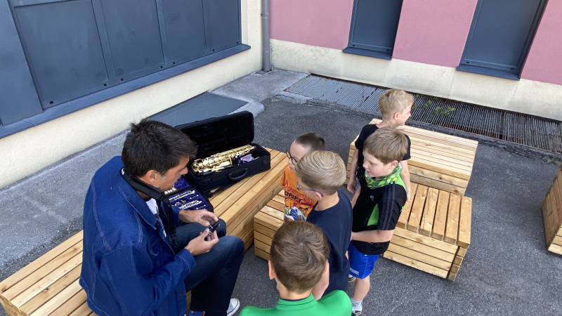 Die Musikschule stellt sich bei den 1. und 2. Klassen vor