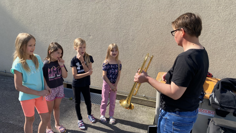 Die Musikschule stellt sich bei den 1. und 2. Klassen vor