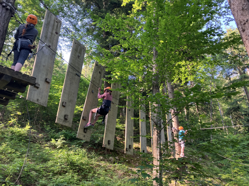 Kletterpark. Seil und Bogen