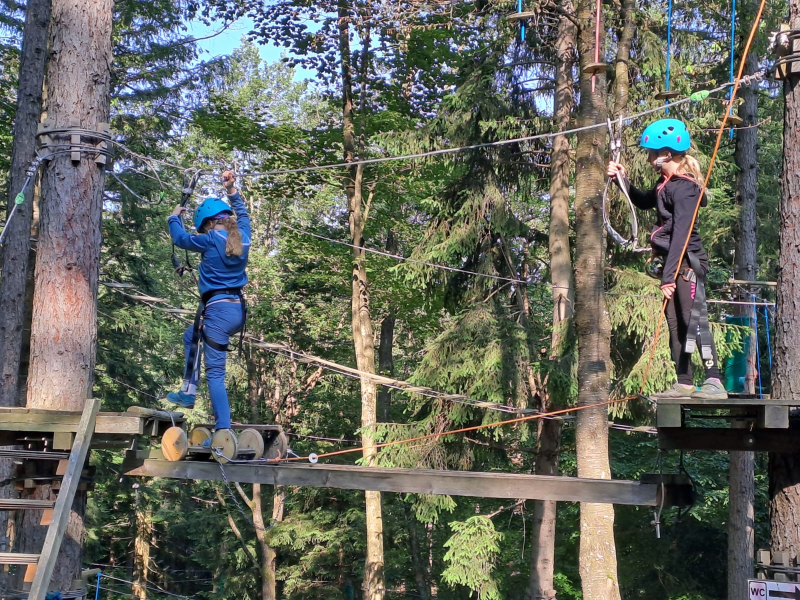 Kletterpark. Seil und Bogen
