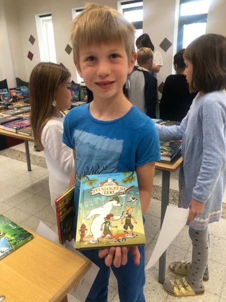 Buchaustellung - Frau Buch