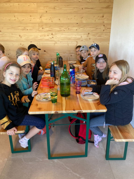 Bauernhoftag der 2. Klassen bei Familie Grundböck im