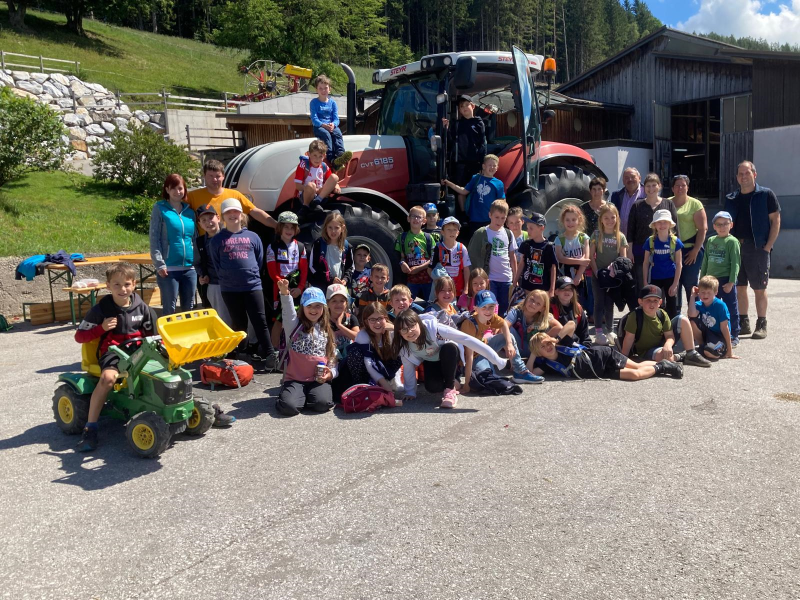 Bauernhoftag der 2. Klassen bei Familie Grundböck im