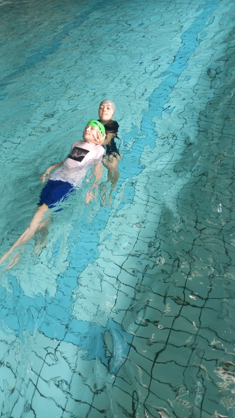 Pyjama- und Rettungsschwimmen mit der 4a im Rahmen der Fit 4 Kidsstunde 🏊♂️🏊♀️