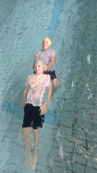 Pyjama- und Rettungsschwimmen mit der 4a im Rahmen der Fit 4 Kidsstunde 🏊♂️🏊♀️