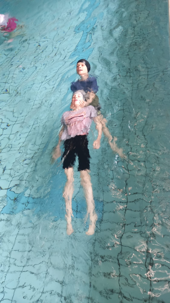Pyjama- und Rettungsschwimmen mit der 4a im Rahmen der Fit 4 Kidsstunde 🏊♂️🏊♀️