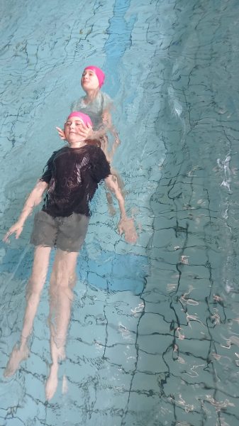 Pyjama- und Rettungsschwimmen mit der 4a im Rahmen der Fit 4 Kidsstunde 🏊♂️🏊♀️