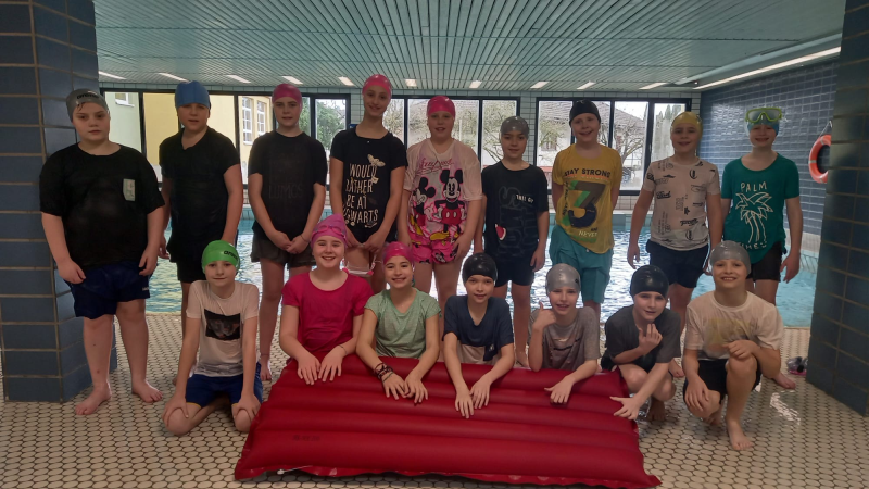 Pyjama- und Rettungsschwimmen mit der 4a im Rahmen der Fit 4 Kidsstunde 🏊♂️🏊♀️