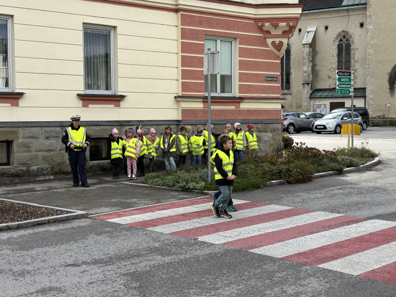 Wir überqueren sicher die Straße - 1.Klasse