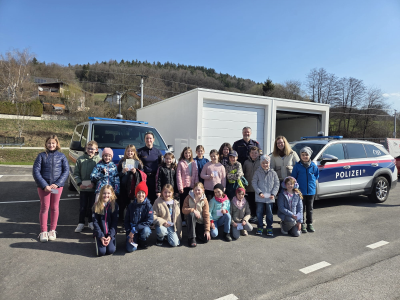 Die 3. Klassen waren zu Besuch bei der neuen Polizeizentrale.