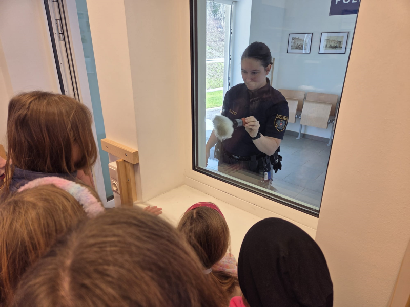 Die 3. Klassen waren zu Besuch bei der neuen Polizeizentrale.