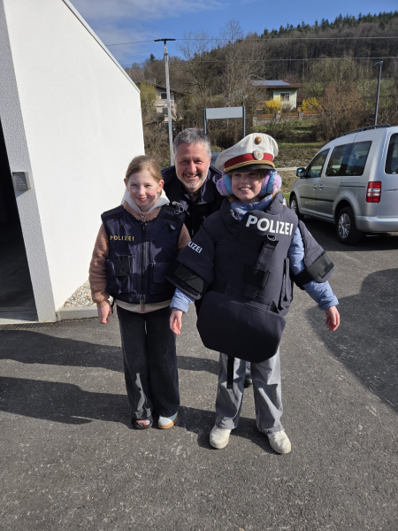 Die 3. Klassen waren zu Besuch bei der neuen Polizeizentrale.